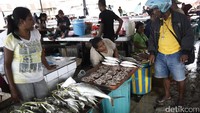 Para pedagang selalu ramah dan tidak ragu memamerkan ikan segar yang mereka punya.