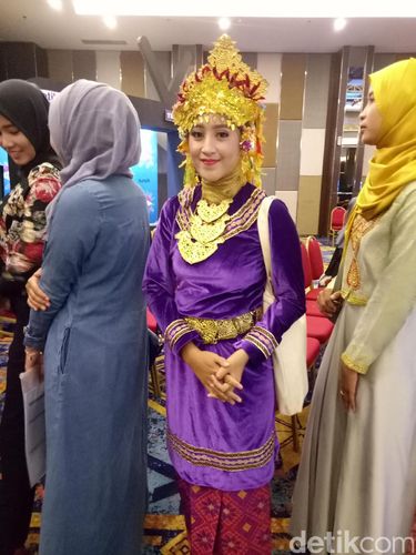 Foto Cantiknya Ayuk ayuk Palembang Kreasikan Baju  Adat  