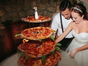 Mamma Mia! Pasangan Ini Pilih Susunan Pizza Sebagai Kue Pengantin