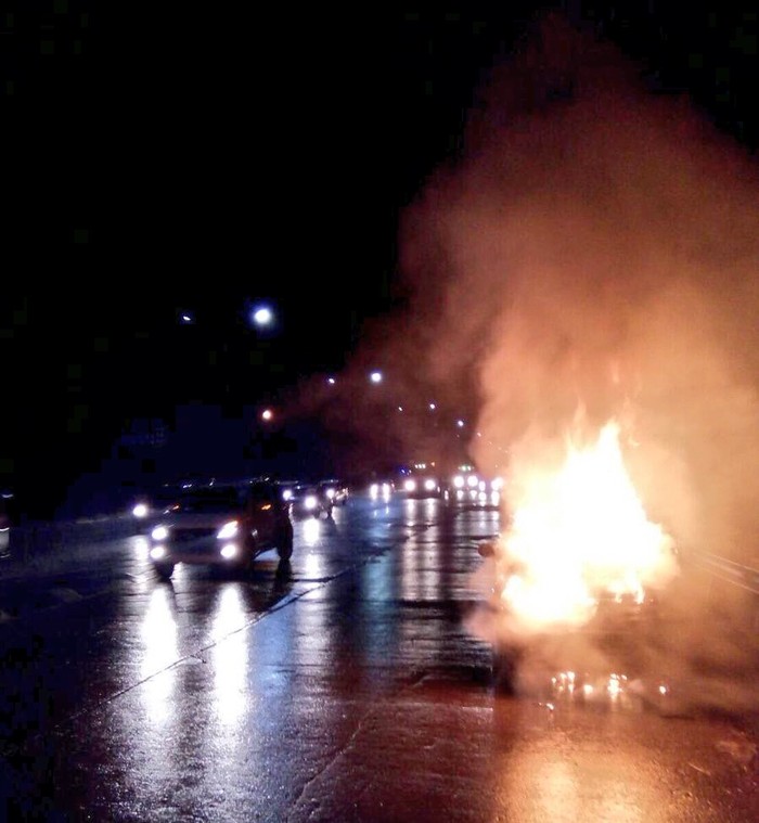 Mobil Ertiga Terbakar Hangus di Sunter Jakut