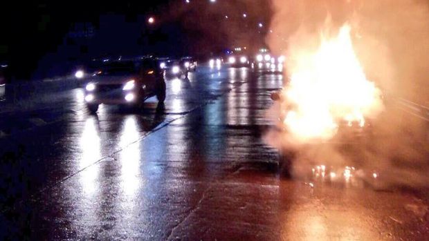 Mobil Terbakar di Exit Tol Cikunir 1, Lalin Terpantau Ramai Lancar