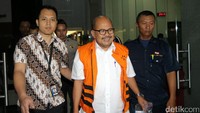 Arif keluar gedung KPK dengan mengenakan rompi tahanan warna oranye. 