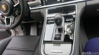 Napak tilas itu dimunculkan dalam acara media drive Panamera Two Trails di Sun Moon Lake, Taiwan. Jurnalis otomotif dari Asia Pasifik diberikan masing-masing satu serbet dengan goresan rancangan logo Porsche.
