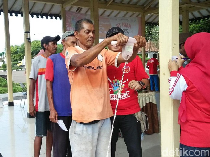 Dalam Rangka Hari TB, Para Penarik Becak Dapat Pengobatan Gratis