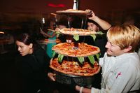 Mamma Mia! Pasangan Ini Pilihan Susunan Pizza Sebagai Kue Pengantin