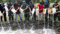 Ribuan liter BBM dari jeriken itu dituangkan ke dalam galian yang sudah dibuat sebelumnya. 
