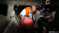 Arif memasuki mobil KPK yang akan membawanya ke tahanan.