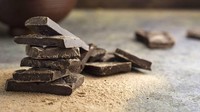 Cokelat hitam atau dark chocolate mengandung 3 kali lebih banyak anti-oksidan yang dapat menjaga dan meningkatkan kadar kolesterol baik (HDL). Foto: Thinkstock