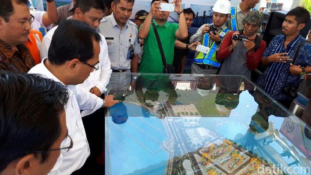 Menhub Budi Karya cek Proyek Pelabuhan Gili Mas