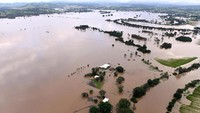 Sebagian besar wilayah kota Lismore tertutup genangan banjir Foto: AAP/Tracey Nearmy/via REUTERS