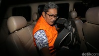Agus memasuki mobil yang akan membawanya ke rutan Polres Jakarta Timur untuk ditahan selama 20 hari ke depan. Seperti diketahui, dalam kasus ini KPK telah menetapkan empat orang sebagai tersangka. Mereka adalah M Firmansyah Arifin selaku Direktur Utama PT PAL Indonesia, Saiful Anwar selaku Direktur Keuangan PT PAL Indonesia, Arief Cahyana selaku GM Treasury PT PAL Indonesia, serta Agus Nugroho dari pihak swasta. 