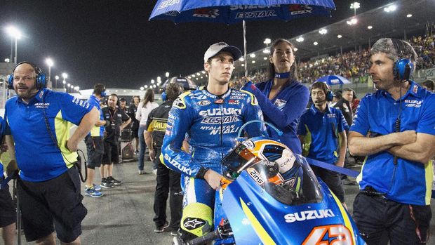 DOHA, QATAR - MARCH 26:   Alex Rins of Spain and Team Suzuki ECSTAR prepares to start on the grid during the MotoGP race during the MotoGp of Qatar - Race at Losail Circuit on March 26, 2017 in Doha, Qatar.  (Photo by Mirco Lazzari gp/Getty Images)