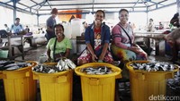 Para pedagang di pasar ini selalu ramah menyapa pengunjung. 