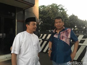 Jenguk Sekjen FUI, Bachtiar Nasir Bawakan Alquran dan Baju