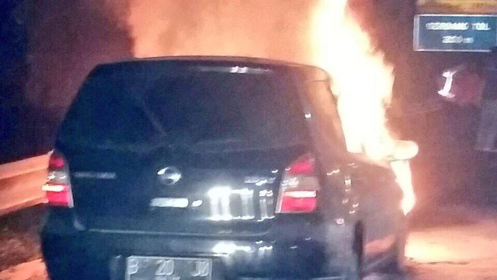 Mobil Terbakar di Exit Tol Cikunir 1, Lalin Terpantau Ramai Lancar
