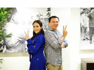 Ahok Posting Foto Bareng Maia Estianty Sambil Pose 2 Jari