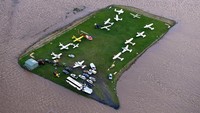 Banjir mengepung pesawat-pesawat yang terparkir di bandara lokal dekat kota Lismore. AAP/Dave Hunt/Reuters.