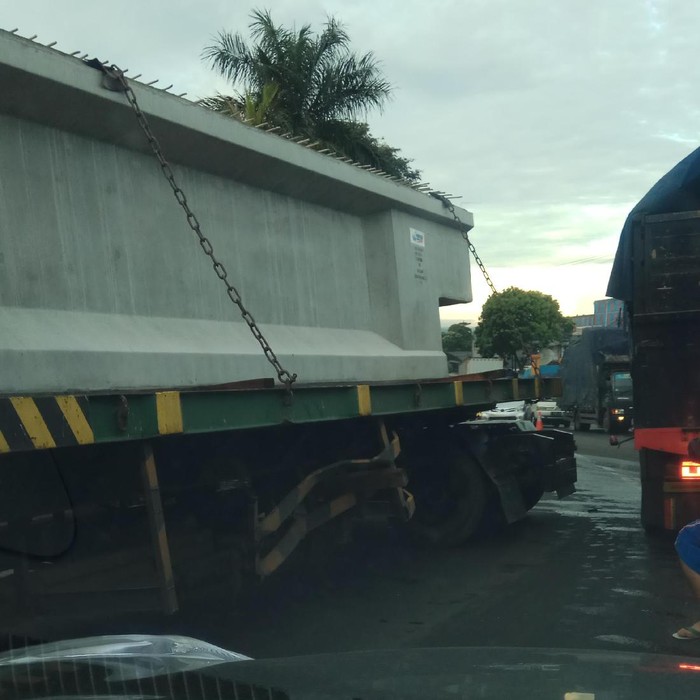 Kecelakaan Tronton Muatan Beton, Lalin Macet 1 Km