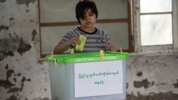 Warga Myanmar menggunakan hak pilihnya