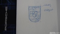 Bukan di dalam ruangan khusus ataupun dengan teknik tertentu saat merancang logo awal untuk mobil pabrikan asal Jerman itu, melainkan hanya di atas serbet.