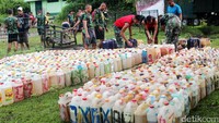 Ratusan jeriken BBM selundupan dijejerkan di dekat galian tanah yang menjadi lokasi pemusnahan.