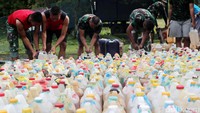 Prajurit Yonif Raider 641/Beruang mengumpulkan ratusan jeriken berisi BBM di lapangan sebelum dimusnahkan.