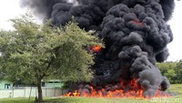Ribuan liter BBM dimusnahkan dengan cara dibakar.