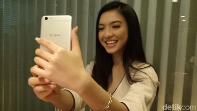 Keseruan Raline Shah Unboxing dan Berselfie dengan F3 Plus