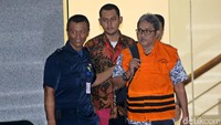 Agus keluar dari gedung KPK, Jumat (31/3/2017) sekitar pukul 23.40 WIB.