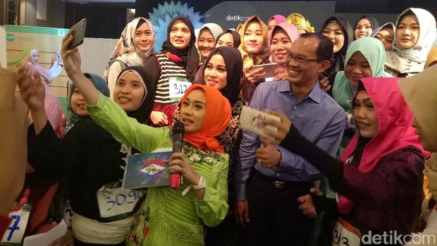 Walikota Palembang Adu Akting dengan Peserta Audisi Sunsilk Hijab Hunt 