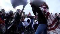 Senjata yang digunakan berupa bantal empuk untuk saling memukul. REUTERS/Bria Webb.