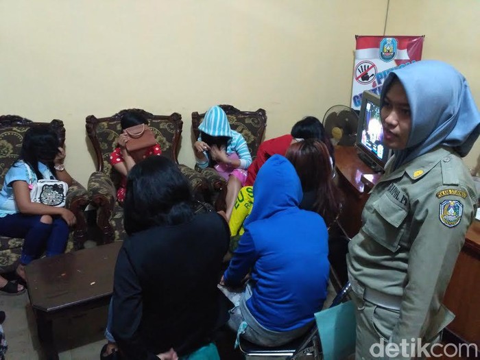 Belasan Wanita Pemandu Lagu di Situbondo Diamankan
