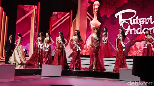 Foto: Cantiknya Finalis Puteri Indonesia 2017 Bergaun Merah