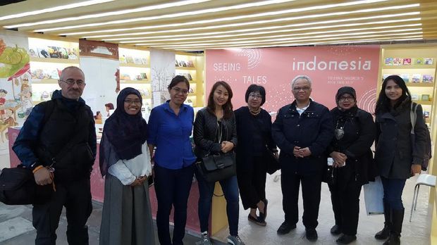 Tim Komite Buku Nasional dan Atase Pendidikan dan Kebudayaan KBRI Paris, Prof. Dr. Surya Rosa Putra, MS. (detikcom/andi)