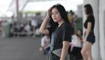 Gaya Santai Prilly Latuconsina Nonton Konser Coldplay