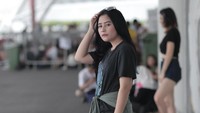 Ia melengkapi penampilannya dengan jaket yang diikat di pinggang. Foto: Asep Syaifullah