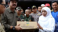 Menteri Sosial Khofifah Indar Parawansa saat menyalurkan bantuan untuk para korban longsor di Dusun Tangkil, Desa Banaran, Kecamatan Pulung, Kabupaten Ponorogo, senilai Rp 1,34 miliar, pada Minggu (2/4/2017). Dok, Humas Kemensos.
