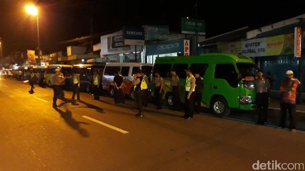 Rawan Konflik, 16 Mobil Jemaah HTI Dihentikan Polisi di Surabaya