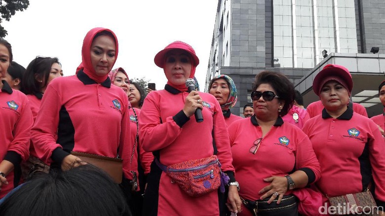 Istri Kapolri Berkomitmen Bantu Pendidikan Nasional Istri Kapolri Berkomitmen Bantu Pendidikan Nasional