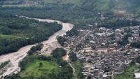 Hujan lebat menyebabkan beberapa sungai meluap. Hal itu juga yang membuat material lumpur membanjiri perumahan dan jalan. REUTERS/Jaime Saldarriaga.