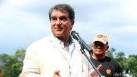 Laporta saat berbicara di Lapangan sepakbola Kopassus, Cijantung, Jakarta.