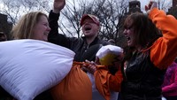 Sejumlah warga New York, Amerika Serikat terlihat sangat semringah saat berpartisipasi di acara International Pillow Fight Day 2017, Sabtu (1/4/2017). REUTERS/Bria Webb.