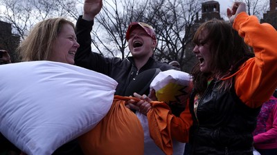 Intip Keseruan Perang Bantal di New York