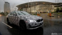 Mobil melaju dengan kecepatan tinggi ditutupi dengan kamuflase stiker motif tribal hitam putih. Mobil juga dipasangi pelat berwarna hitam dan ditumpangi 1 orang. Agar lebih jelas lagi, detikOto berusaha mengejar mobil ke tol.