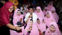 Djan Faridz saat berpose bersama sejumlah marawis ibu-ibu.