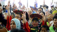 Mereka terlihat sangat semringah.