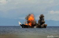 Momen Menteri Susi Saat Sarapan Ikan hingga Tenggelamkan Kapal Illegal Fishing