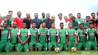 Juan Laporta juga sempat berfoto bersama sejumlah pemain PS TNI.