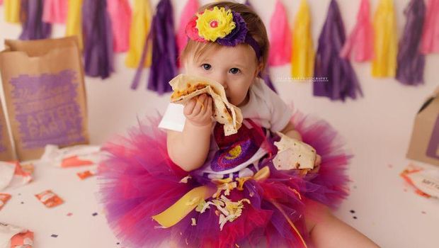Menggemaskan! Ekspresi Batita Cantik Ini Saat Menikmati Tortilla
