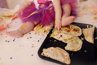 Menggemaskan! Ekspresi Batita Cantik Ini Saat Menikmati Tortilla